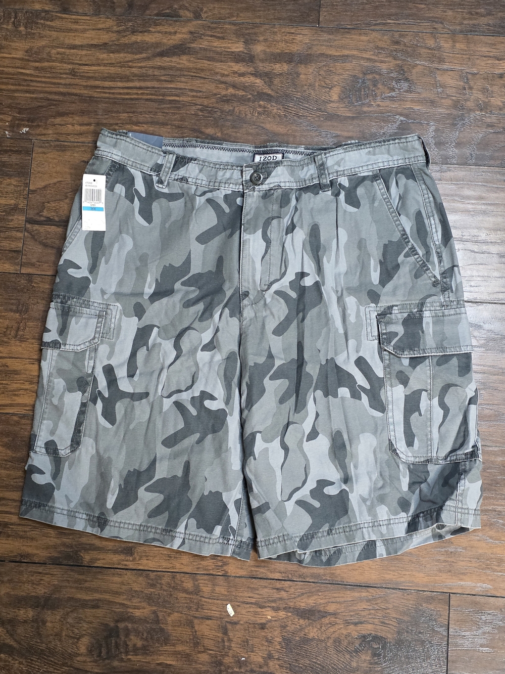 IZOD Men’s Gray Camouflage Cargo Shorts Size 36 – New With Tags
